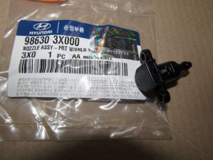 Форсунка омивача лобового скла ліва Hyundai/Kia/Mobis 986303X000